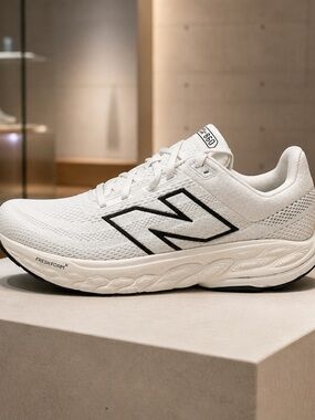 New Balance Men’s size 11.5 White and Black Fresh Foam Running new ( display)